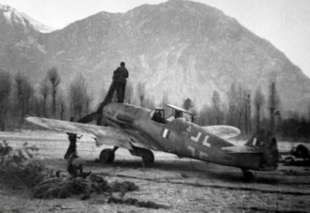 Messerschmitt-Bf-109G14-ANR-2Gr5Sqn-Yellow-3-WNr-464430-Italy-Mar-1945-01.jpg