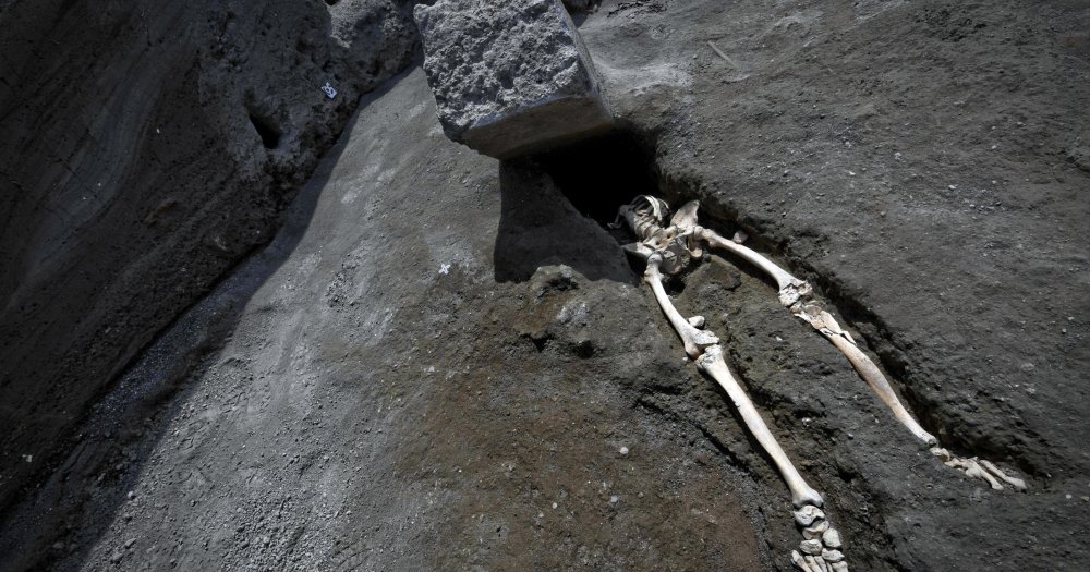 636632550190635701-AP-Italy-Pompeii-Skeleton.thumb.jpg.2a1535a51883dc129e3f20b2524d3758.jpg