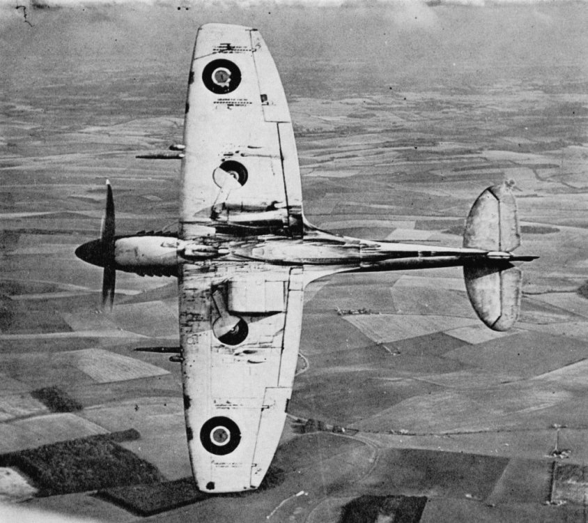 Supermarine_Spitfire_Mk.XII oil leaks.JPG
