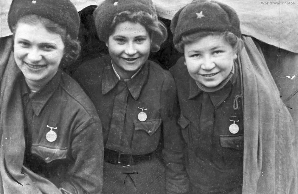 Russian_Nurses_with_medals_Leningrad_1943.jpg