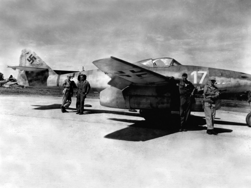 Messerschmitt-Me262A-1a-3.EJG2-Franz-Holzinger-WNr-110956-captured-Lechfeld-April-29-1945-01.thumb.jpg.be1afb83c88f77fd773cc543360317ea.jpg