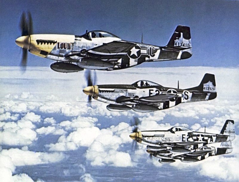 1944925108_P-51Formacion.jpg.421b10ea0a32704f2bc6ed9b8c2aec61.jpg