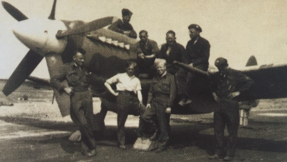 Spitfire Mk 14 Juni 1944 Hartford Bridge.png