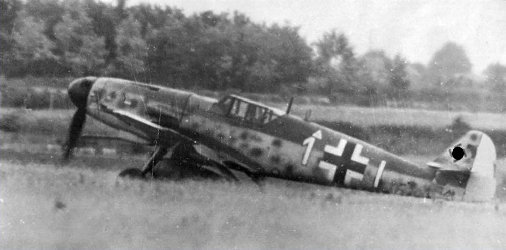 9.JG26-Yellow-1-taxing-France-1944-01.jpg