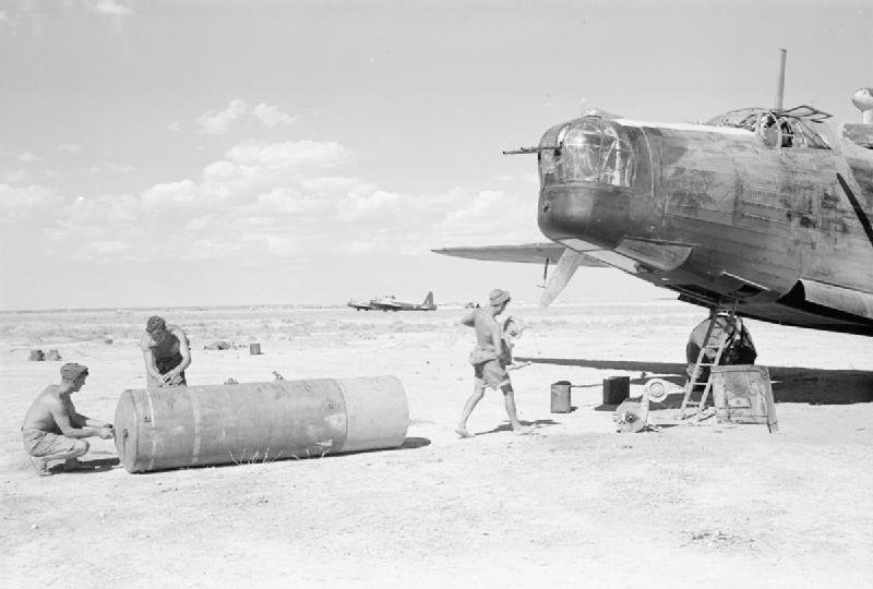 Loading_4000_lb_Cookie_onto_Wellington_Tunisia_WWII_IWM_CNA_4071.jpg.7321af618c033f47423b9d45d805d3f0.jpg