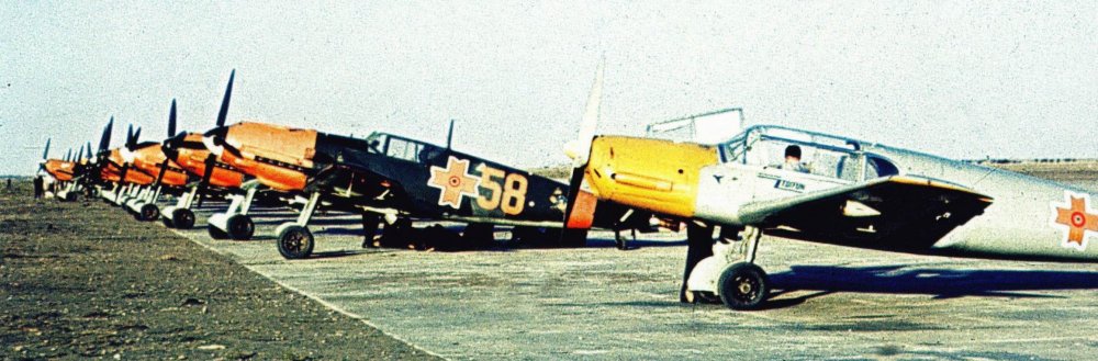 Messerschmitt-Bf-109E7-FARR-7-Grupul-Esc58-line-up-Romania-02.thumb.jpg.7b16a450e04a0dc45e17b3e083657784.jpg