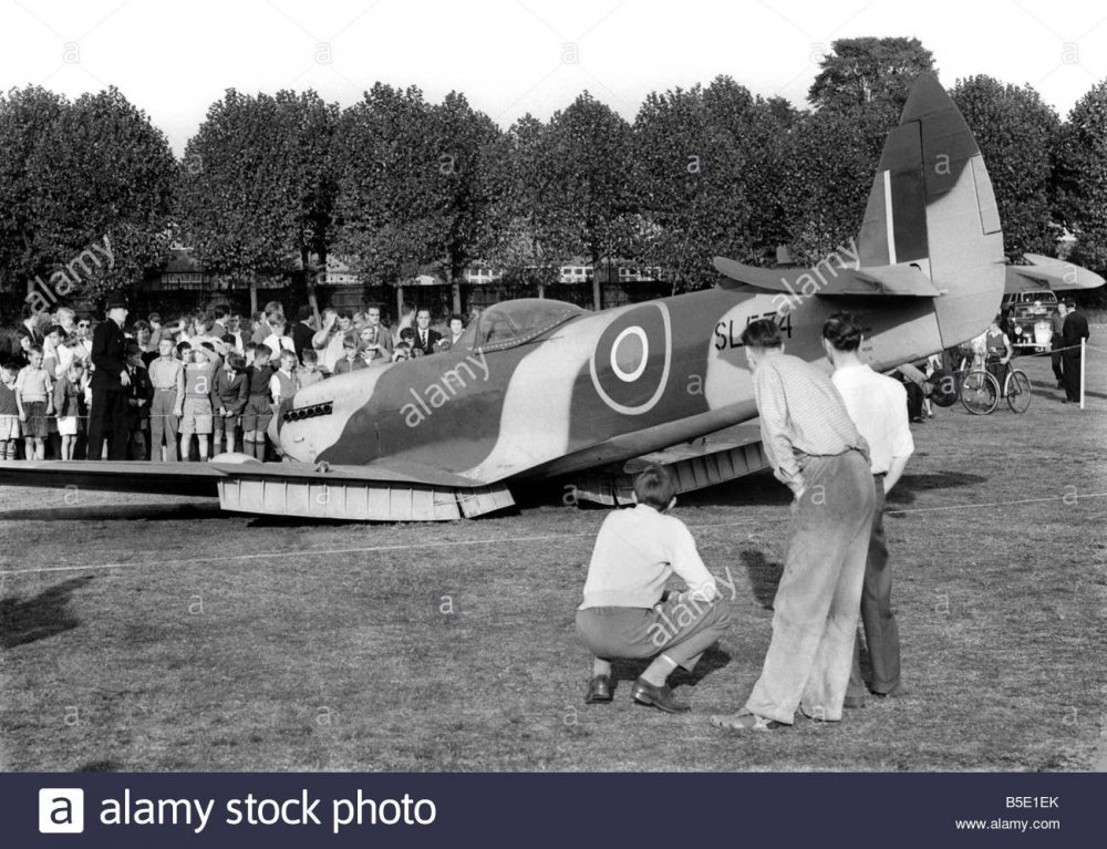 last-spitfire-crashes-a-spitfire-led-the-annual-battle-of-britain-B5E1EK.jpg
