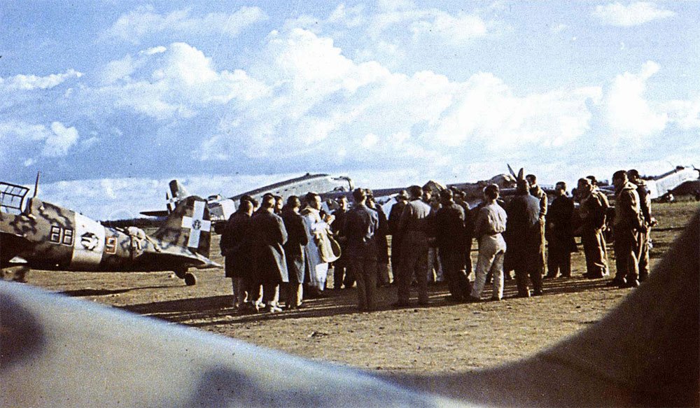 RA-Macchi-C.205-1S88SA-88-9-Sicily-1943-01.jpg.90e8ba8bff8181e68a6000b0d39c71ec.jpg