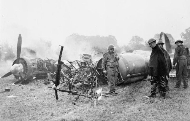 Bomber_Crash_3_October_1940_worldwartwo.filminspector.com_3.jpg.184780d1958bdfc8ec51a2c47980f492.jpg