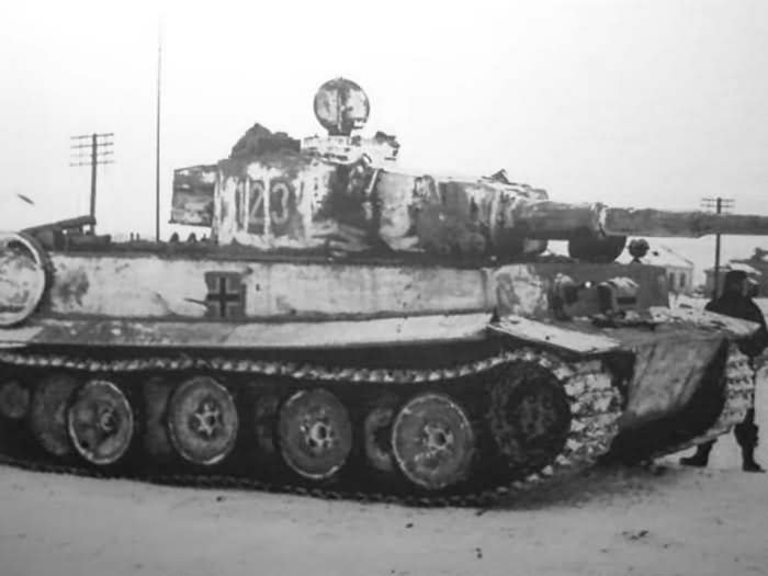 tiger_tank_number_123_winter_camo.jpg.123f519a5e5020899533060d513f0606.jpg