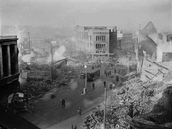 92226665_Coventrytwodaysafterthe14Novemberbombing.jpg.4a2d969dde7a8345a5d8034c17b75a7b.jpg