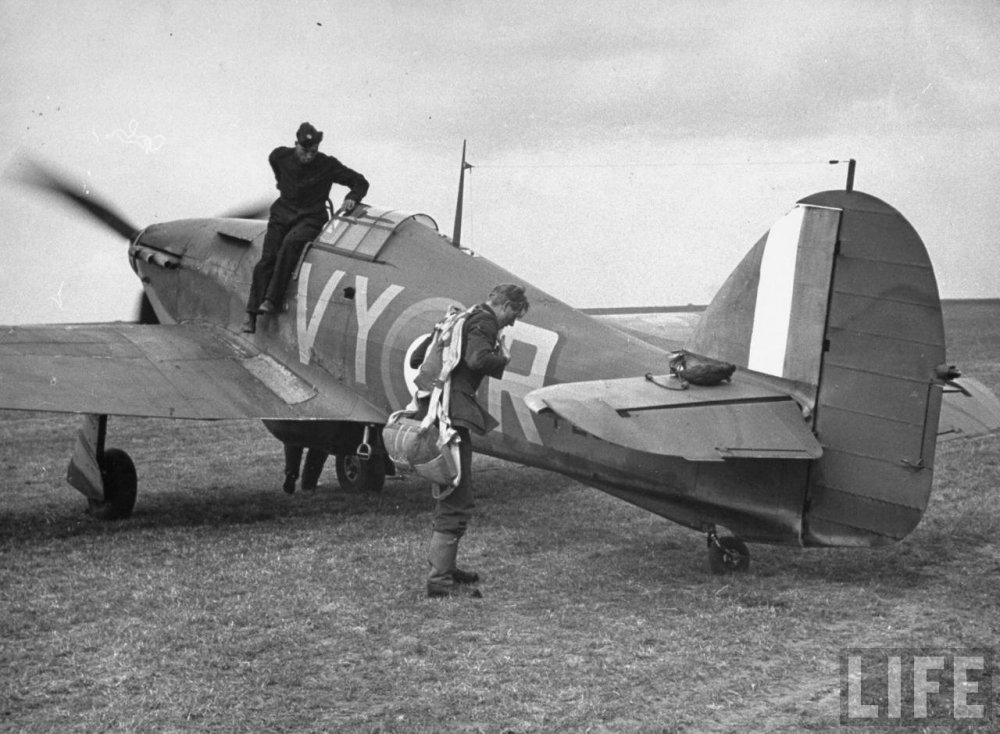 Hawker-Hurricane-I-RAF-85Sqn-VYR-Albert-G-Lewis-Battle-of-Britain-Oct-1940-01.jpg