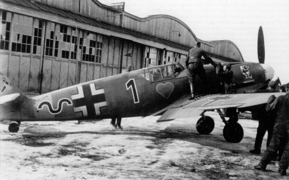 Messerschmitt-Bf-109F4-8.JG54-Black-1-Max-Hellmuth-Ostermann-Russia-May-1942-02.thumb.jpg.0ff1b276373693699632ed7d8a89c65a.jpg