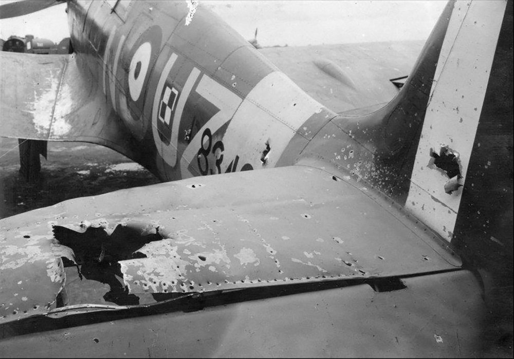 Spitfire-MkIIb-RAF-306Sqn-Polish-UZN-P8342-damaged-after-Circus-88-based-RAF-Northolt-29th-Aug-1942-01.thumb.jpg.019f92bffb39c65cbeeb08539f9d0c17.jpg