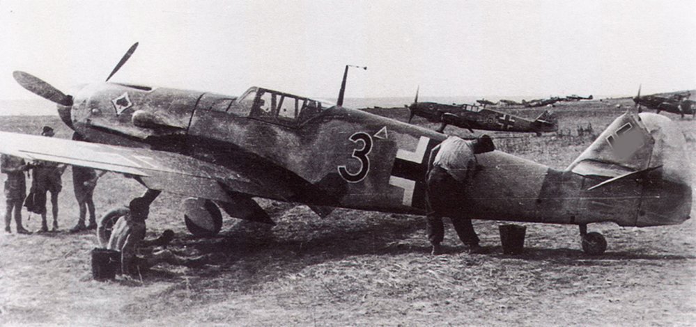 109G2-2.JG53-Black-3-Stalingrad-Russia-1942-01.jpg.3f9d351953902ce6ef7cbdd0cca127ea.jpg