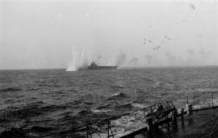 386630847_Illustriousunderdivebombingattack10Jan41.jpg.f8eeaa1b610070dab64805f2aa454c46.jpg