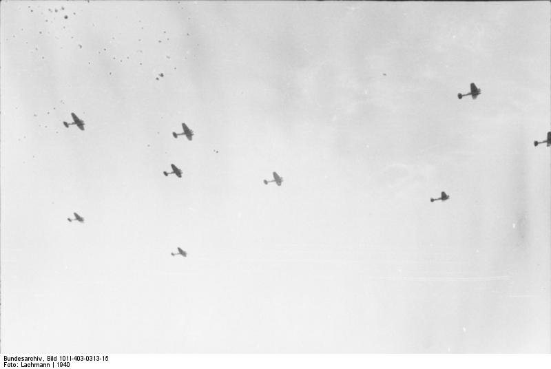 Bundesarchiv_Bild_101I-403-0313-15_Flugzeuge_Heinkel_He_111.jpg.edfa0bd115fd42a127821c1502f1900b.jpg