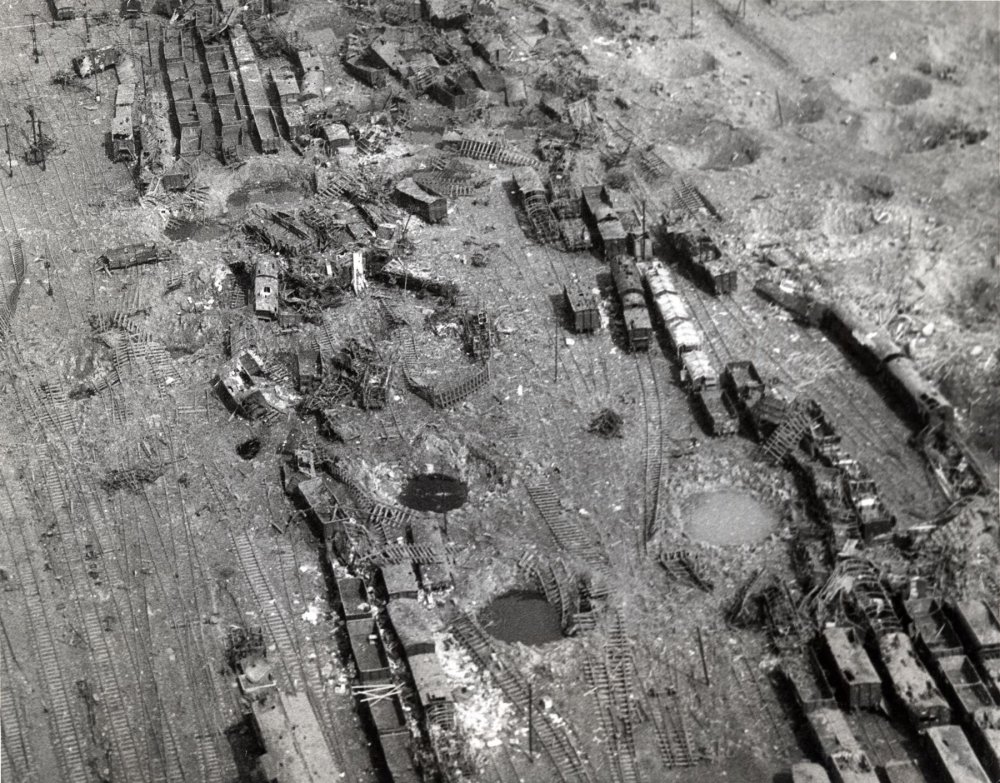 Limburg_railyard_bombed_23_Dec_1944.thumb.jpg.3a1d6591e02b2413e3e9a01e56d18c92.jpg