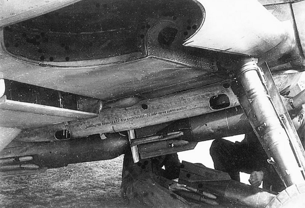 Messerschmitt-Bf-109F4B-loaded-with-four-SC50J-bombs-close-up-view-of-the-bomb-rack-02.jpg