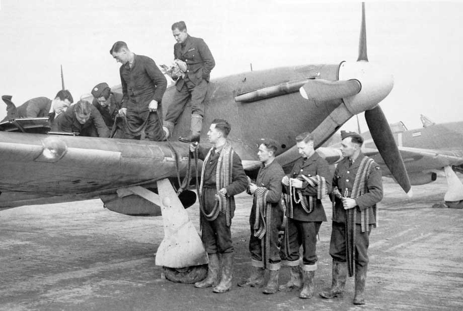 Hurricane-fighter-rearmed.jpg.65e42b6a1c7ef7bc86dd1cd67c980d04.jpg