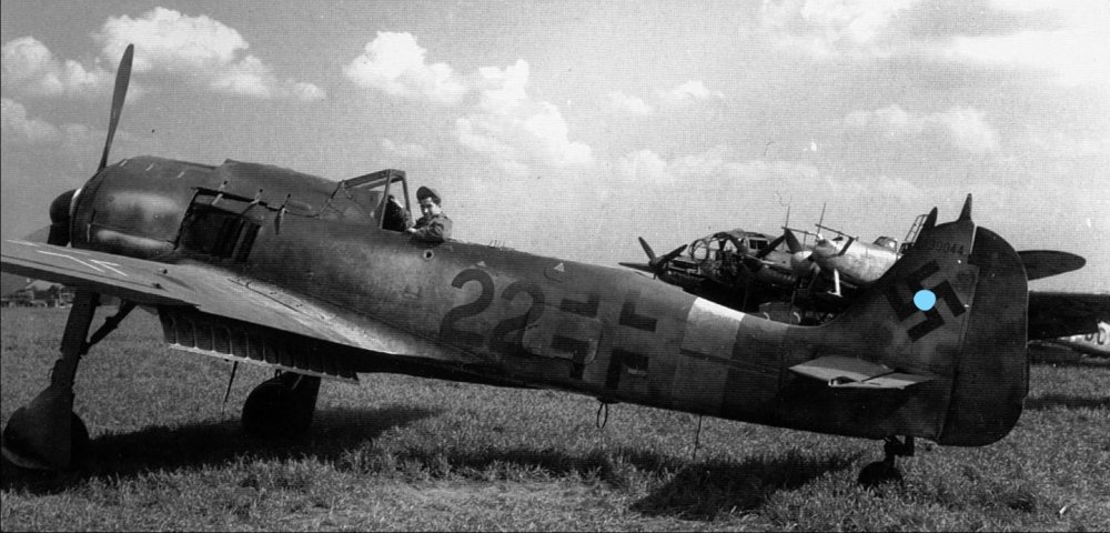 InkedFocke-Wulf-Fw-190A9-6.JG301-(R22+-)-WNr-490044-Landensalza-1945-04_LI.jpg