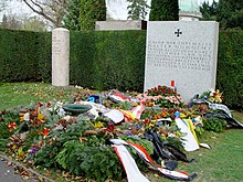 271585551_220px-Wiener_Zentralfriedhof_Grber_Schnherr_und_Nowotny_2004-11-15.jpg.4ddd4f368279b80d608f1fa00d5ec814.jpg