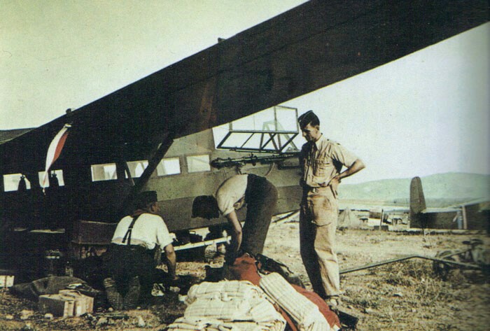 1003700376_GermanspreparingglidersfortheinvasionofCrete.jpg.658517c286068c998f78b95cb473ec07.jpg