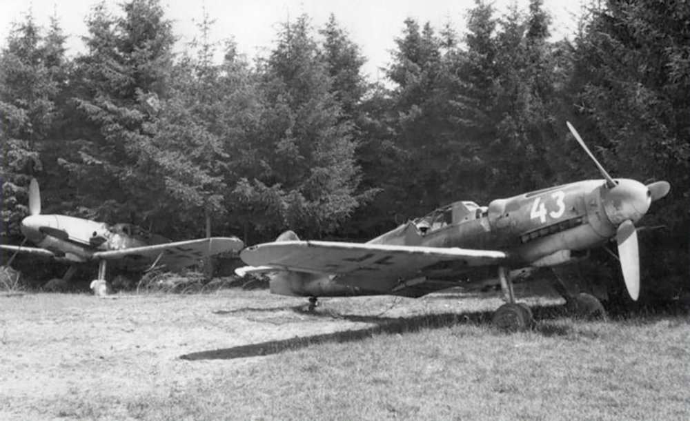 Messerschmitt-Bf-109G14R1-Erla-RVT-maybe-Einatzstaffel-White-43-WNr-463147-abandoned-Germany-May-1945-02.jpg