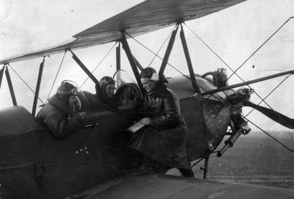 2040853942_Polikarpov_Po-2_antes_de_volar_en_una_misin.thumb.jpg.e1a9365559df68747a7705c7c9a8b496.jpg