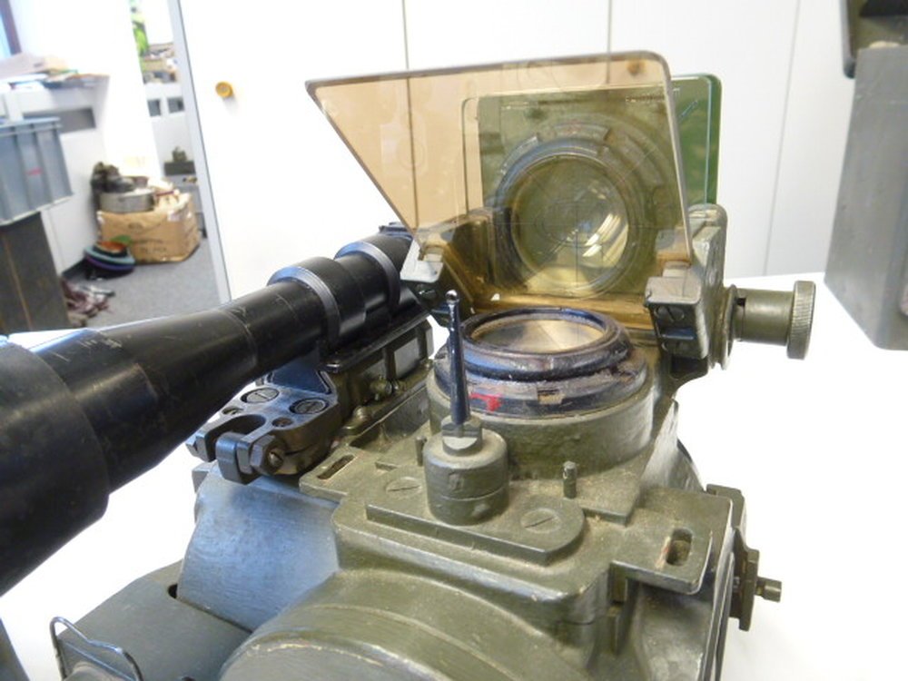 visierkopf-38-40-optik-flak-38-in-transportkasten-dieser-im-originallack-die-optik-in-sehr-gutem-zus-cht-und-einteilung-die-aufnahme-norwegisch-ueberlackiert_21.jpg.58193a0e68ad7ae89c6740fc736e7ead.jpg