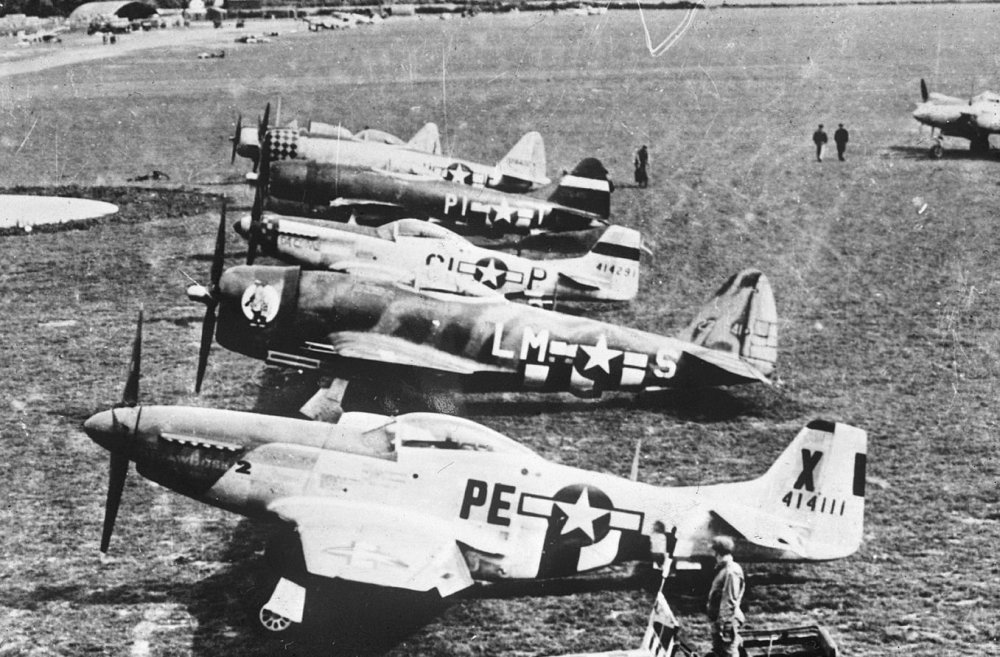 P-51D 44-14111 352FG 328FS PE-X 'Straw Boss 2 - Little Sandra' Lt. Col James D Mayden 04.jpg