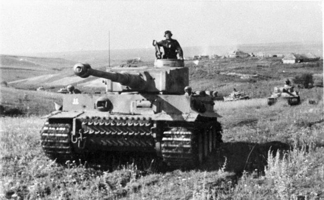 Bundesarchiv_Bild_101III-Zschaeckel-207-12_Schlacht_um_Kursk_Panzer_VI_Tiger_I-640x396.jpg.cc2a55781c246cb3750741796da9fca5.jpg