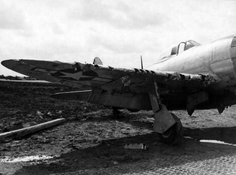 Damaged_P-47_Italy.jpg
