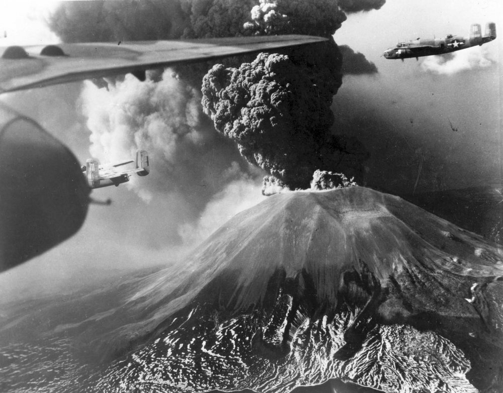 Vesuvius_eruption_1944_(2).jpg
