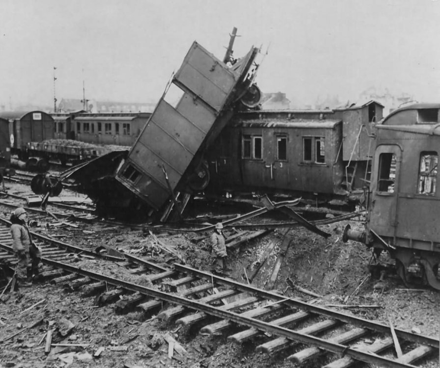 railway bombing ww1.jpg