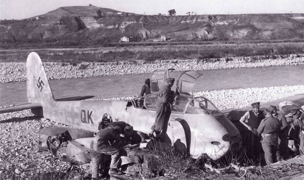1795838031_Messerschmitt-Me-410A3-Hornisse-2.(F)122-(F6QK)-crash-landing-Italy-1943.thumb.jpg.621f652b53519322017693b0cde28f5c.jpg