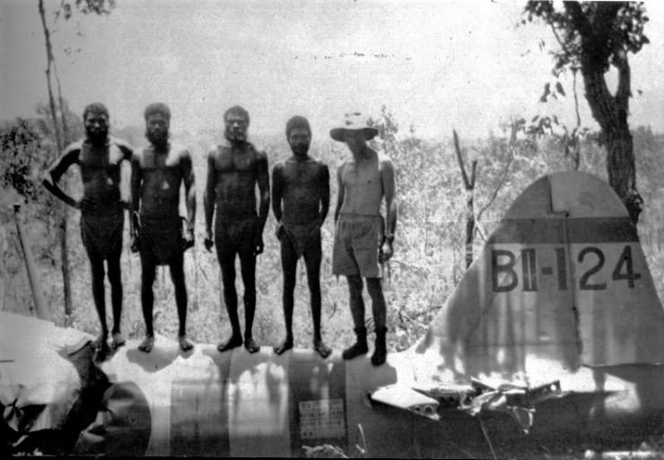 386221954_A6M2downedoverDarwinwithRAAFguardandaboriginemenwhocapturedthepilot.jpg.2e6088d28c0b44a09dfa4b2585ac0672.jpg