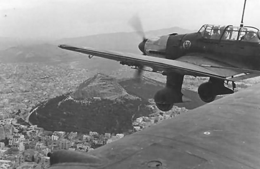 Junkers-Ju-87R-Stuka-3.StG3-over-Greece-1941-01.jpg