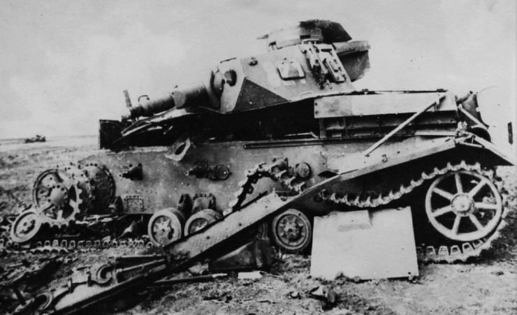 1332342510_Panzer-IVknockedoutduring2ndbattleofKharkov.jpg.6400fcfb663edfea8d32ee98afdb02cf.jpg
