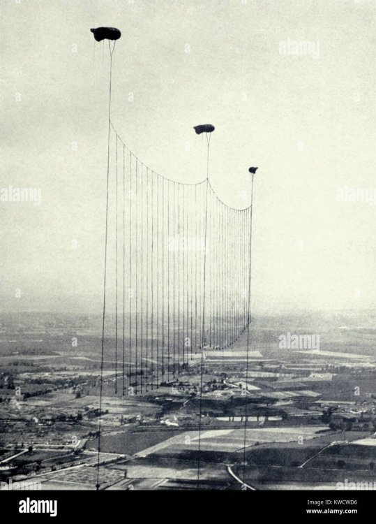 guerra-mundial-1-british-andanada-globos-cuelgan-cables-metalicos-para-deshabilitar-el-bajo-nivel-de-la-aviacion-alemana-en-misiones-de-bombardeo-nocturno-sobre-inglaterra-1915-18-bsloc-2013-1-83-kwcwd6.jpg