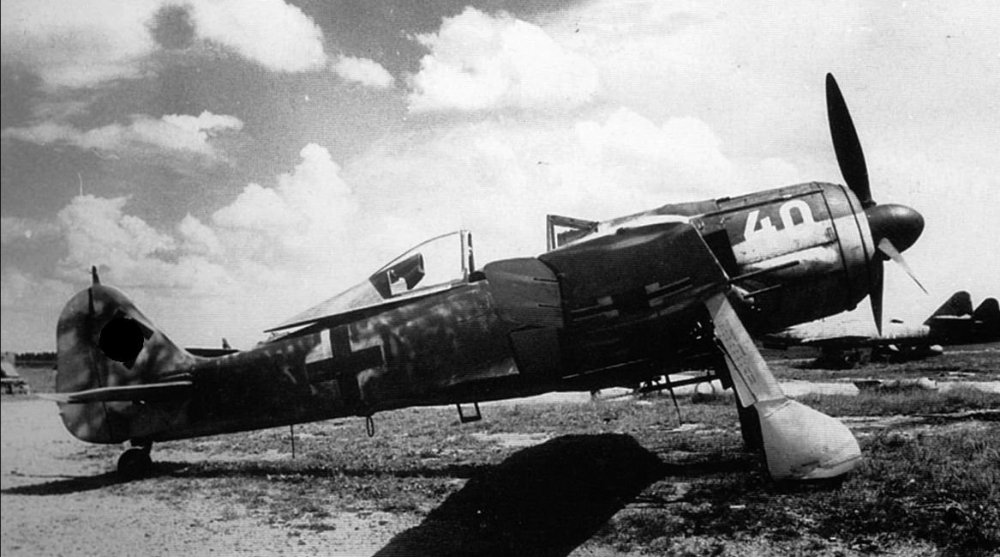 Focke-Wulf-Fw-190A8-White-40-abandoned-Lechfeld-June-1945-02.thumb.jpg.d3d1d37e78565fa96898f59eb290adcf.jpg