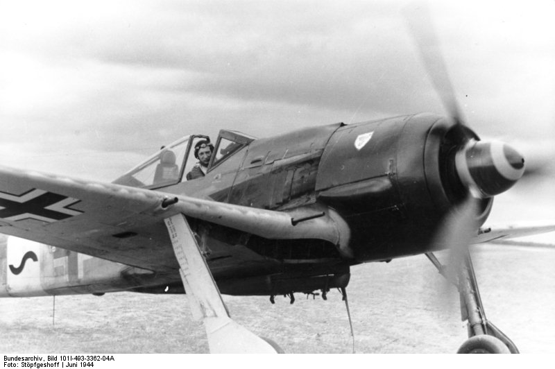 1769206120_Focke-Wulf-Fw-190A8-11.JG3-(B8)-Willi-Maximowitz-Dreux-1944-02.jpg.ba136b15323cdcaf3e17d20af704c966.jpg