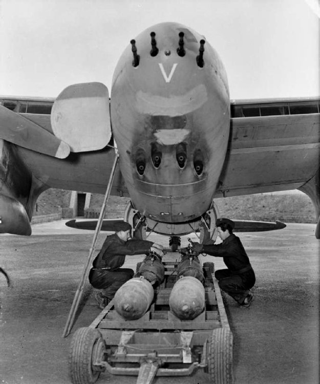 Bombing_up_Mosquito_RAF_Hunsdon_1944_IWM_CH_12407_edited.thumb.jpg.df6bc60398aa665cdf463fe1149d4751.jpg