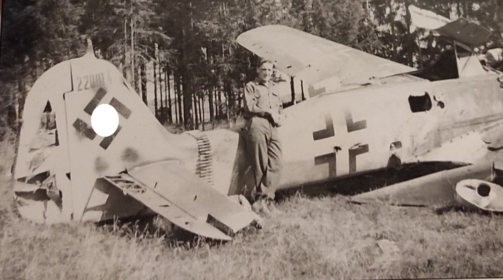 Fw 190D11 VFSdesGdJ White Chevron 61 Bad Worishofen 1945-01 1.jpg