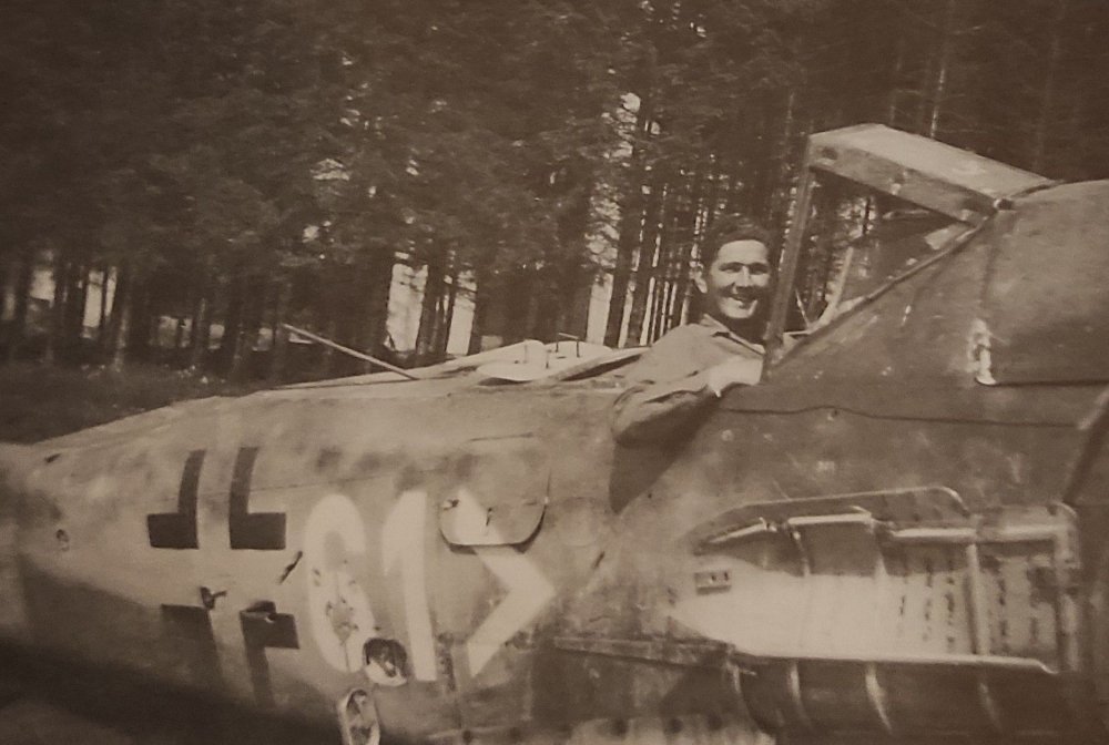 Fw 190D11 VFSdesGdJ White Chevron 61 Bad Worishofen 1945.jpg