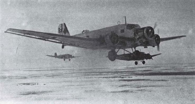 1033208686_Ju-52sfromStanitsaTacinskajaairfieldflyinglowtosupplyStalingrad.jpg.51683871f2b78a4f874c1b0f35917dd0.jpg