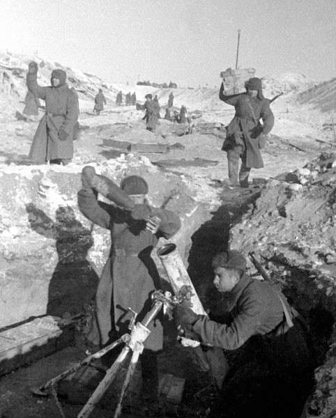 243953352_Soviet120mmmortarbatteryStalingrad22Jan1943.jpg.d7bb42a840a3a304f72045a7a08c1310.jpg