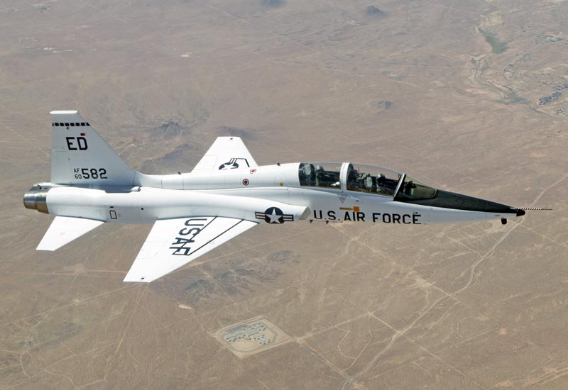 T-38_Talon_over_Edwards_AFB.jpg.5add443cd876b08c5d2b26c1b0768ecd.jpg