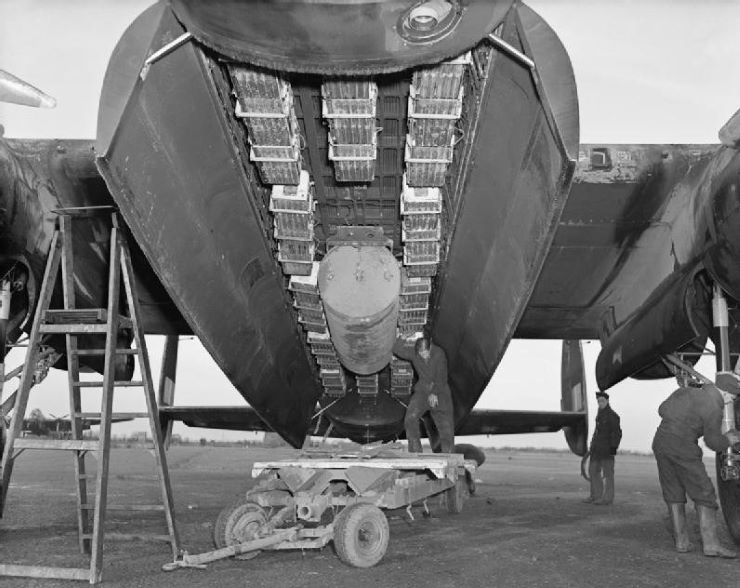 Lancaster_area_bombing_load_IWM_CH_18371.jpg.915f38029ffef12e4af5aca76a2d617a.jpg