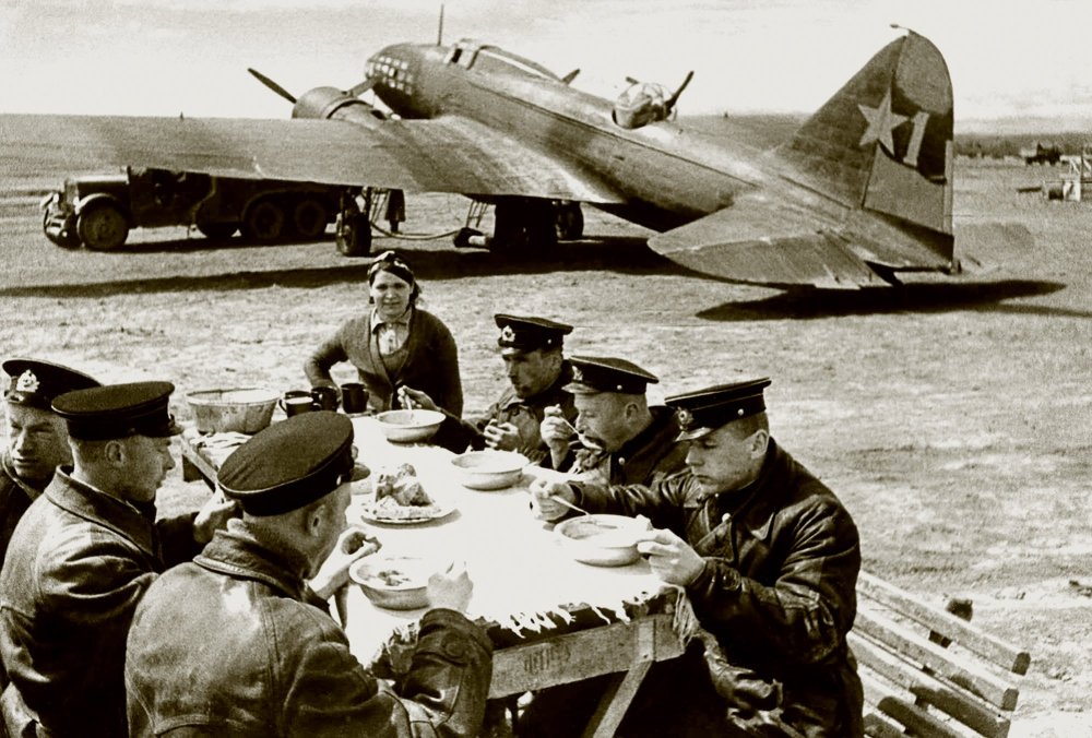 Ilyushin-IL-4-5GvMTAP-Red-1-crew-having-a-sit-down-meal-Stalingrad-May-1943-01.thumb.jpg.3d1282c18638a9de27607ca62458f05c.jpg